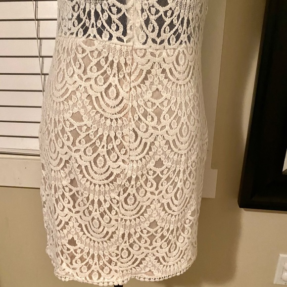 White lace detail dress with cut out - Picture 3 of 8